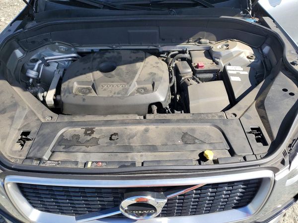 2016 VOLVO XC90 SVR5 R-Design — Engine bay
