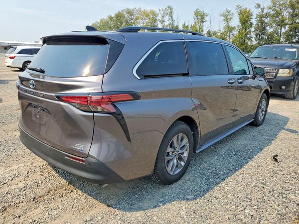 2021 TOYOTA SIENNA XLE