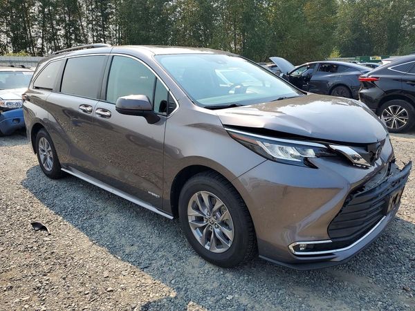 2021 TOYOTA SIENNA XLE