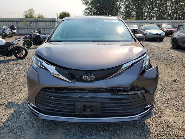 2021 TOYOTA SIENNA XLE