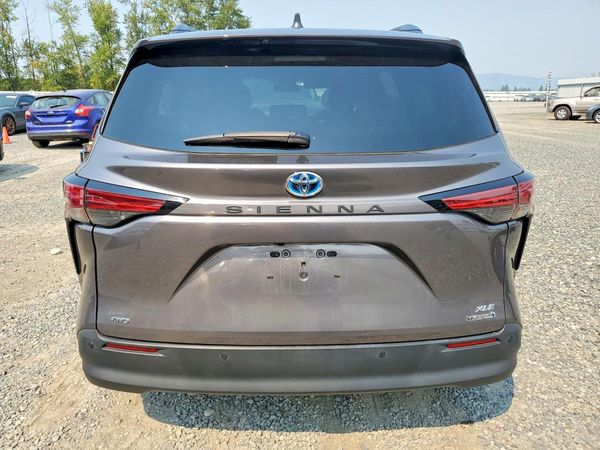 2021 TOYOTA SIENNA XLE