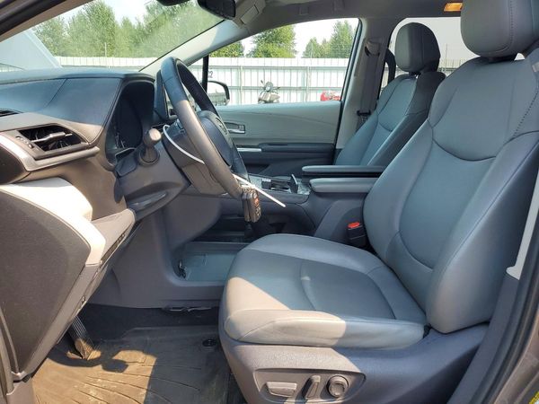 2021 TOYOTA SIENNA XLE
