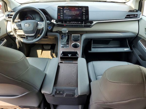 2021 TOYOTA SIENNA XLE