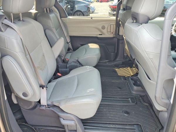 2021 TOYOTA SIENNA XLE