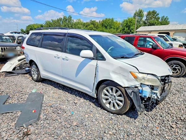 2014 TOYOTA SIENNA