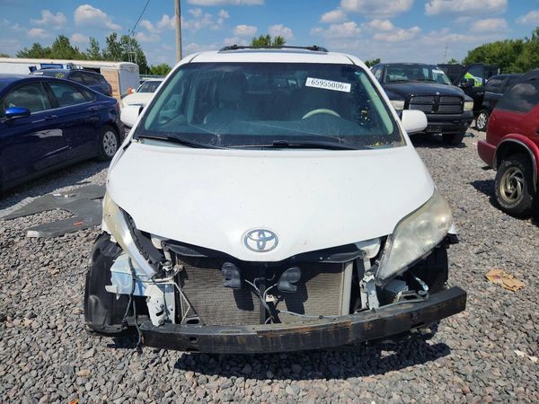 2014 TOYOTA SIENNA