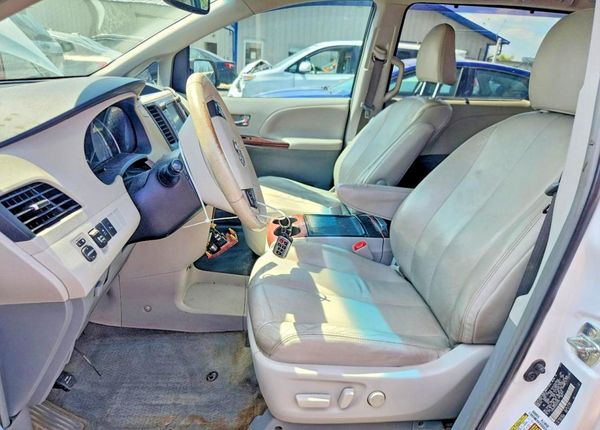2014 TOYOTA SIENNA