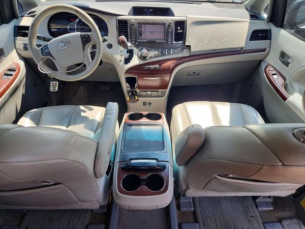 2014 TOYOTA SIENNA