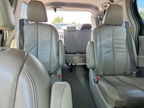 2014 TOYOTA SIENNA