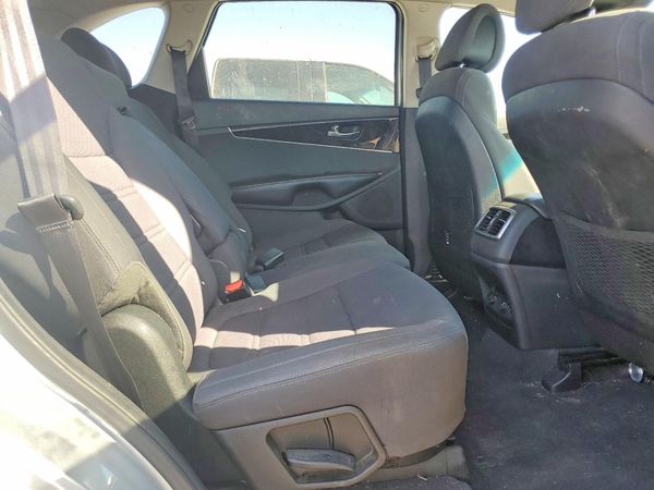 2016 KIA SORENTO L / LX