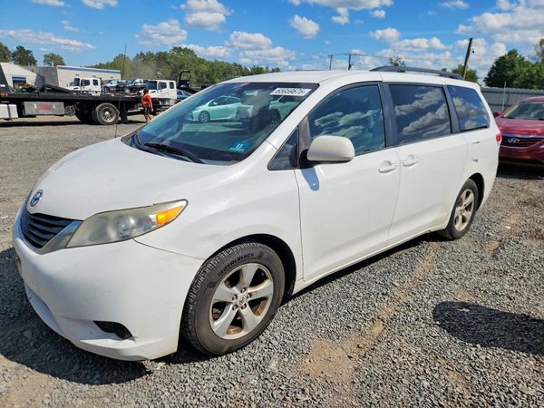 2014 TOYOTA SIENNA
