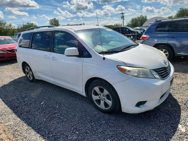 2014 TOYOTA SIENNA
