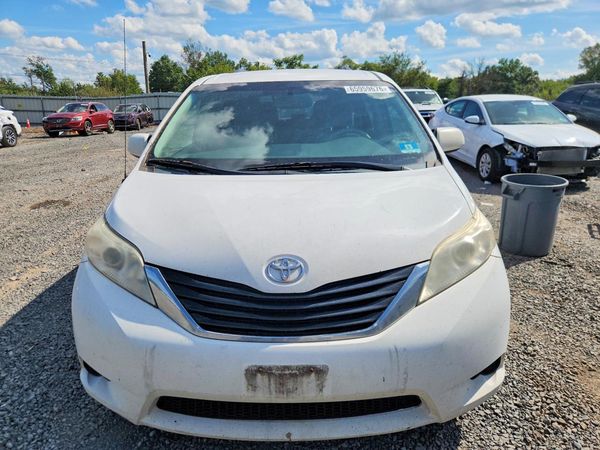 2014 TOYOTA SIENNA