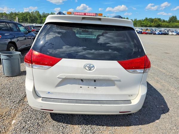 2014 TOYOTA SIENNA