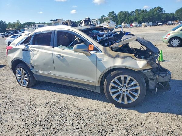 2017 CADILLAC XT5 Platinum — Passenger 3/4