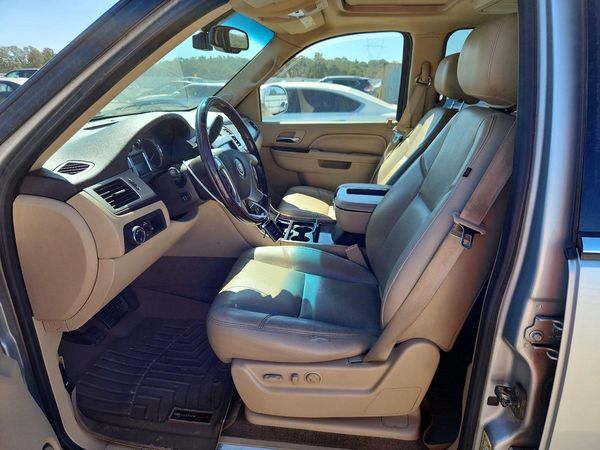 2013 CADILLAC ESCALADE ESV Premium — DENT