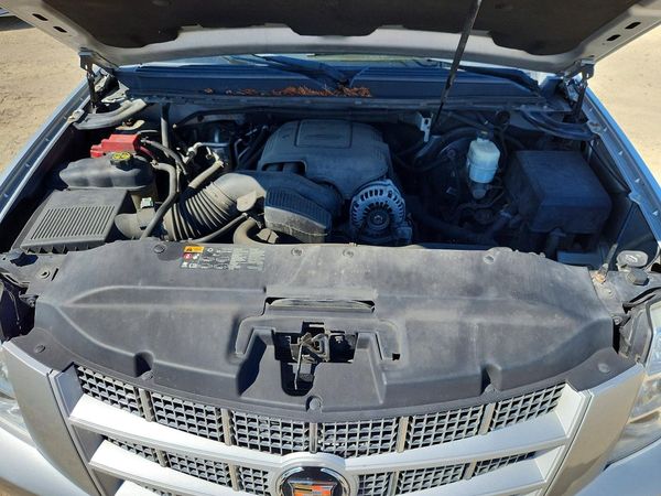 2013 CADILLAC ESCALADE ESV Premium — Engine bay