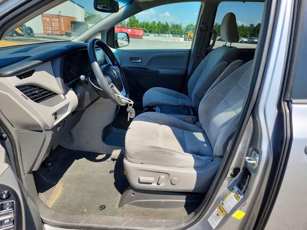 2017 TOYOTA SIENNA LE Mobility/LE