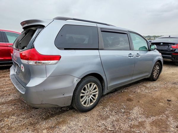 2014 TOYOTA SIENNA