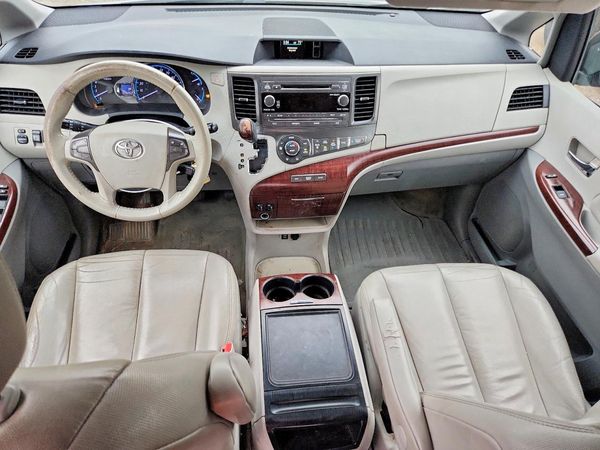2014 TOYOTA SIENNA