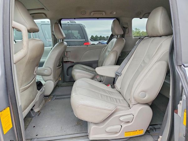 2014 TOYOTA SIENNA