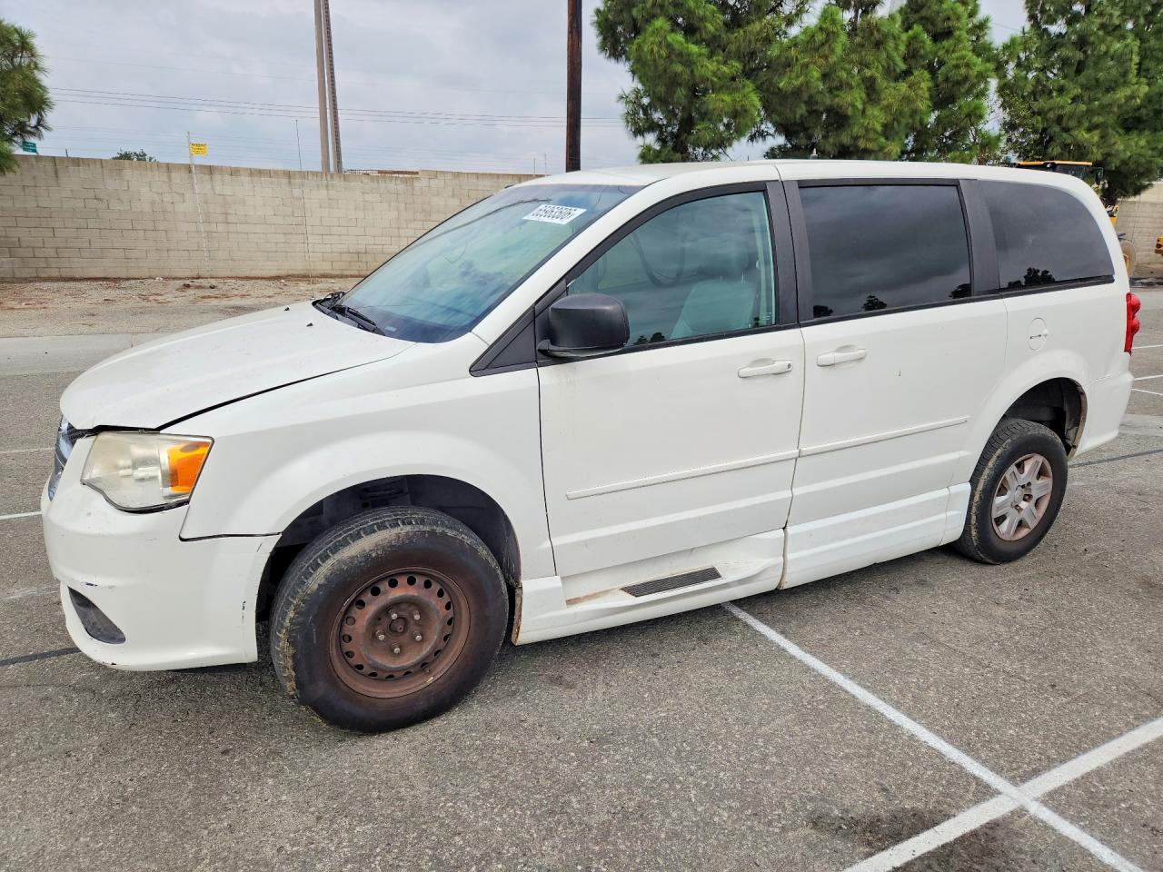 2012 DODGE GRAND CARAVAN SE — Front 3/4
