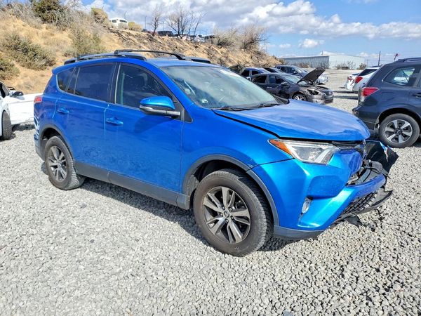 2018 TOYOTA RAV4 Adventure/XLE — Passenger 3/4