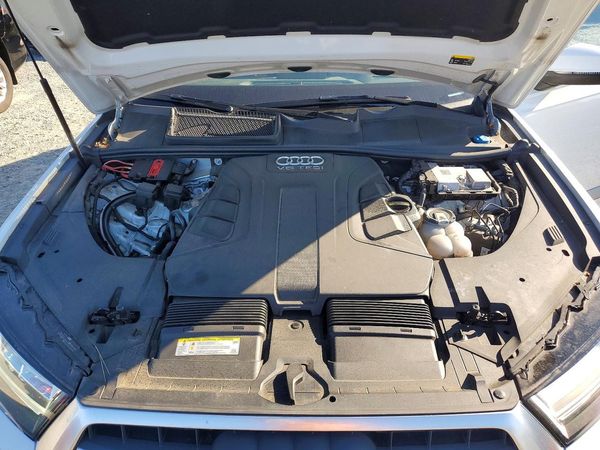 2017 AUDI Q7 — Engine bay
