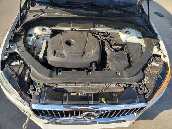 2018 VOLVO XC60 Inscription — Engine bay