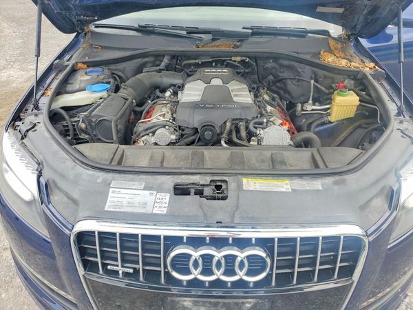 2012 AUDI Q7 — Engine bay