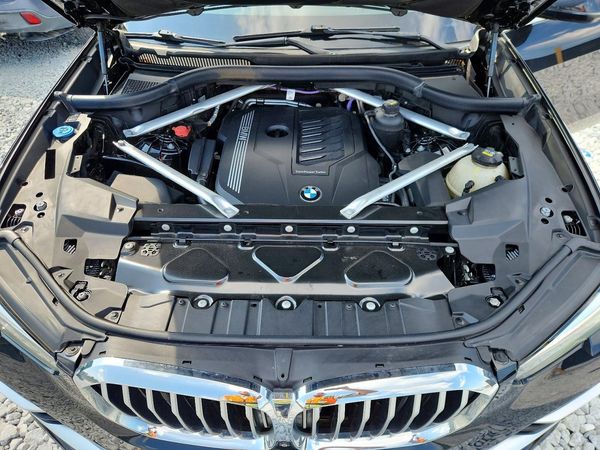 2021 BMW X5 sDrive40i — Engine bay