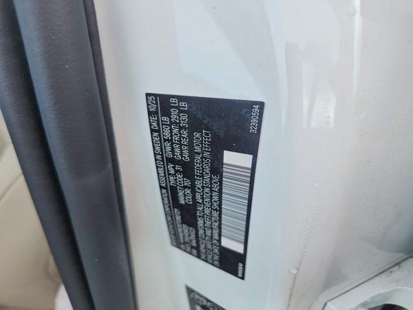 2026 VOLVO XC60 Plus Dark — VINS