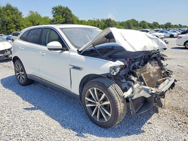 2020 JAGUAR F-PACE Prestige — Passenger 3/4