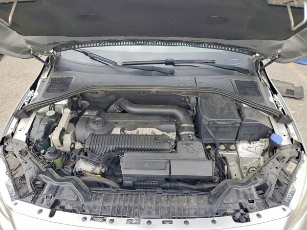 2014 VOLVO S60 — Engine bay