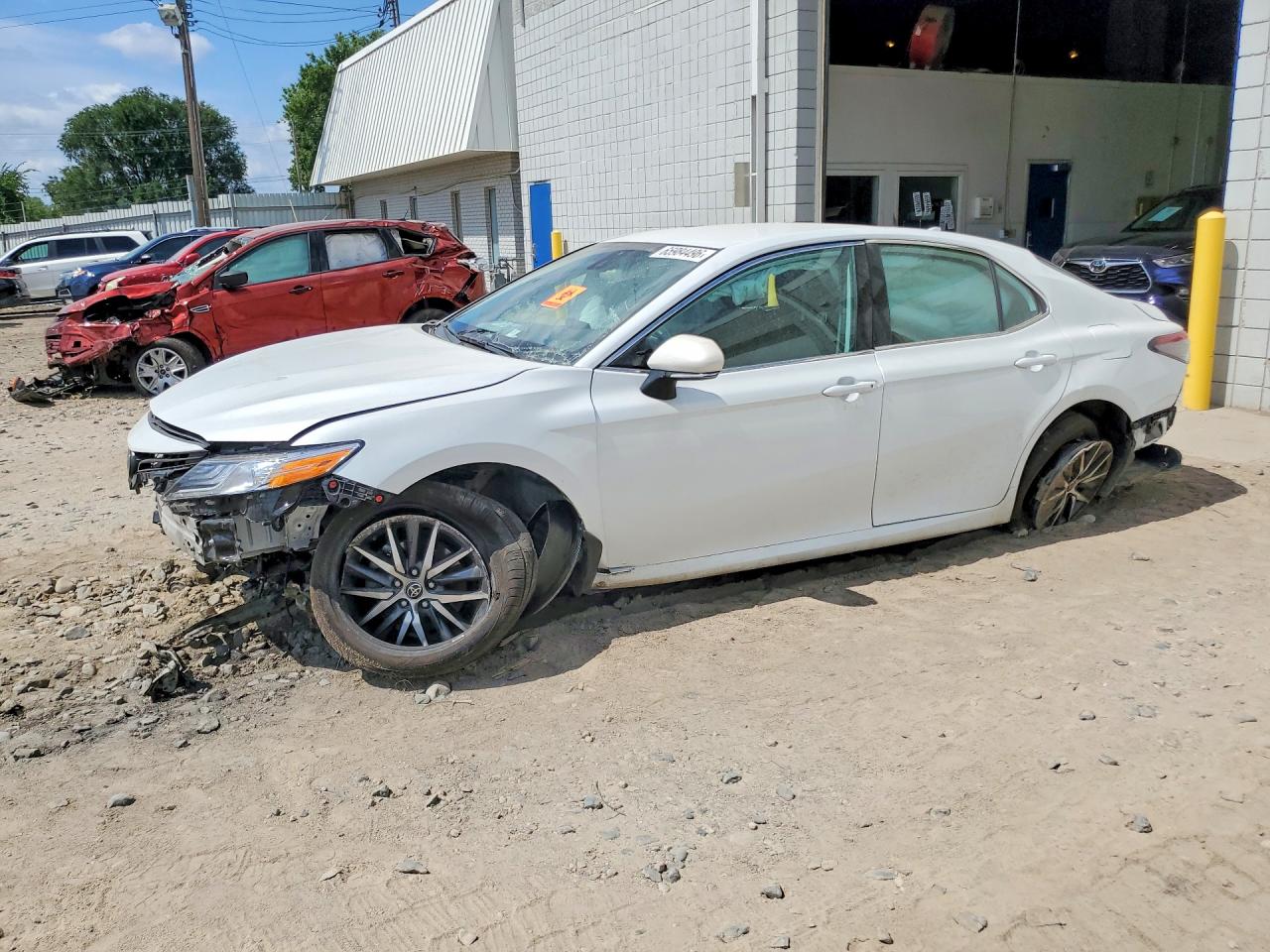 2022 TOYOTA CAMRY XLE — Front 3/4
