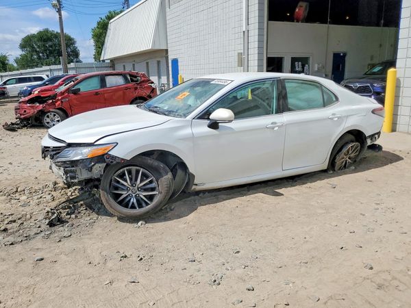 2022 TOYOTA CAMRY XLE — Front 3/4