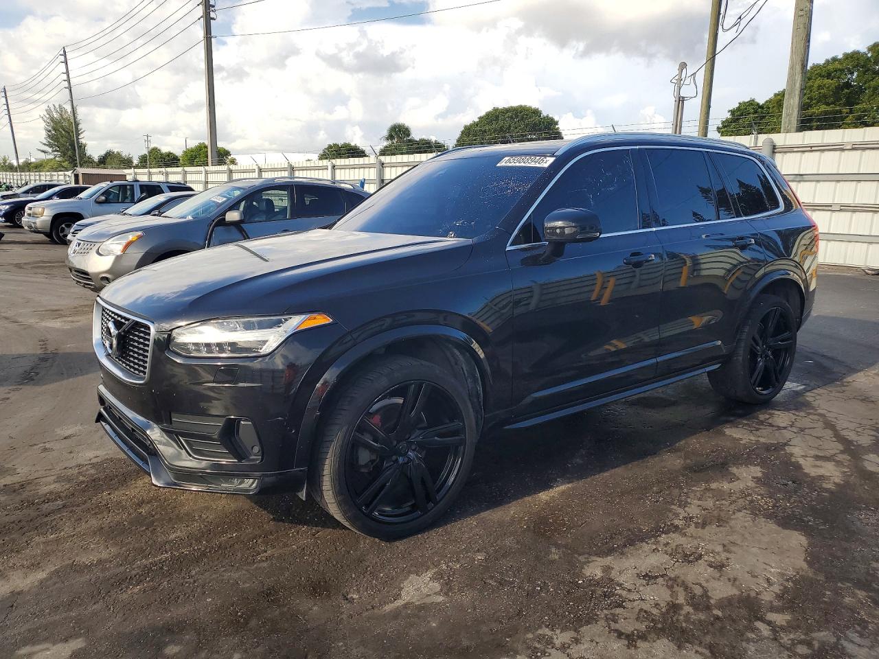2019 VOLVO XC90 R-Design — Front 3/4