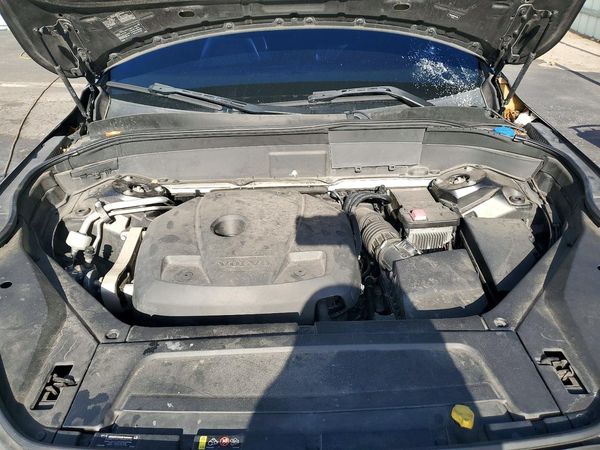 2019 VOLVO XC90 R-Design — Engine bay