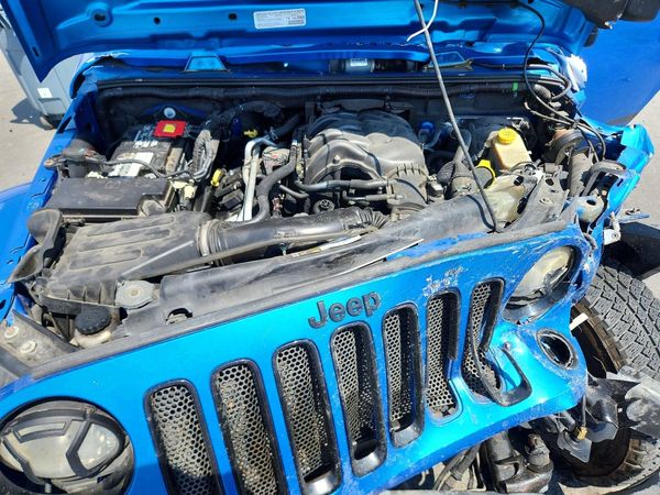 2014 JEEP WRANGLER Sahara — Engine bay