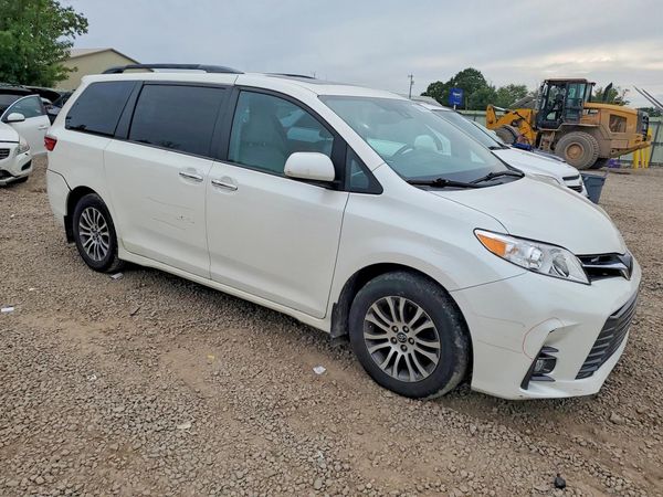 2018 TOYOTA SIENNA
