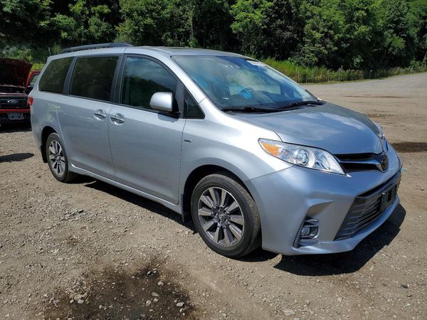 2020 TOYOTA SIENNA Q grade
