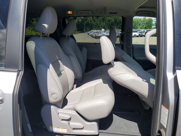 2020 TOYOTA SIENNA Q grade