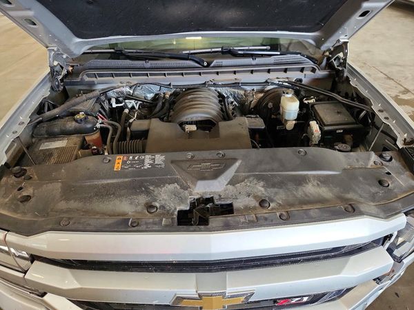 2018 CHEVROLET SILVERADO LT — Engine bay