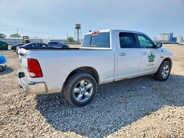 2016 RAM 1500 SLT CREW CAB 4X4