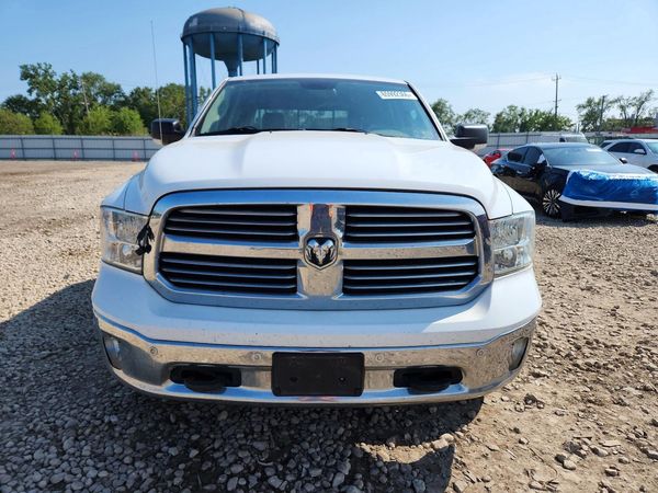2016 RAM 1500 SLT CREW CAB 4X4