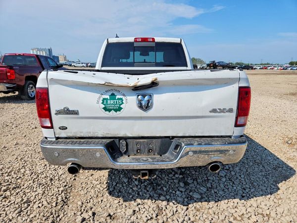 2016 RAM 1500 SLT CREW CAB 4X4