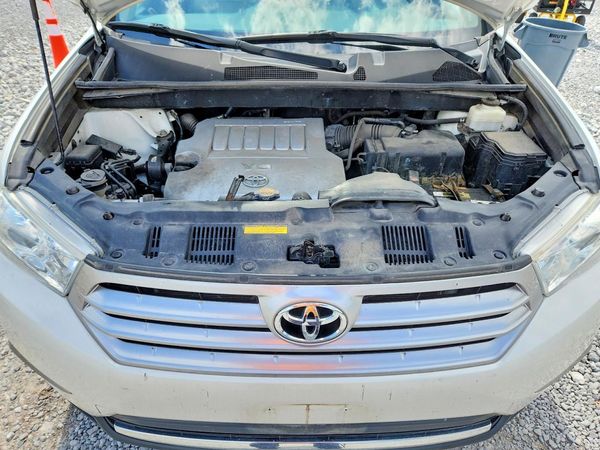 2012 TOYOTA HIGHLANDER Base/Hybrid — Engine bay