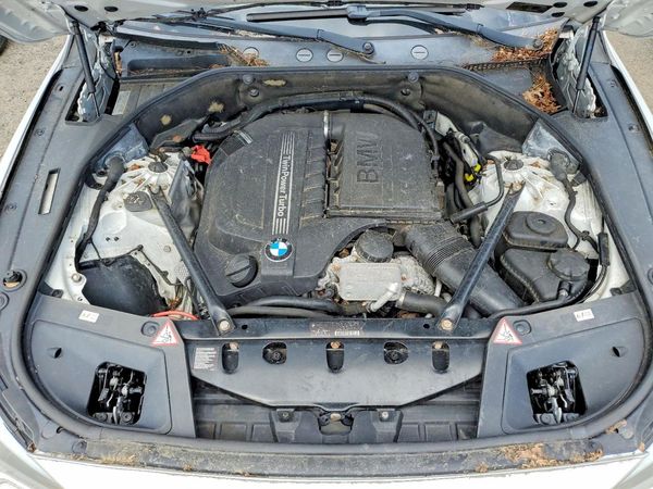 2012 BMW 5 SERIES xDrive GT — Engine bay
