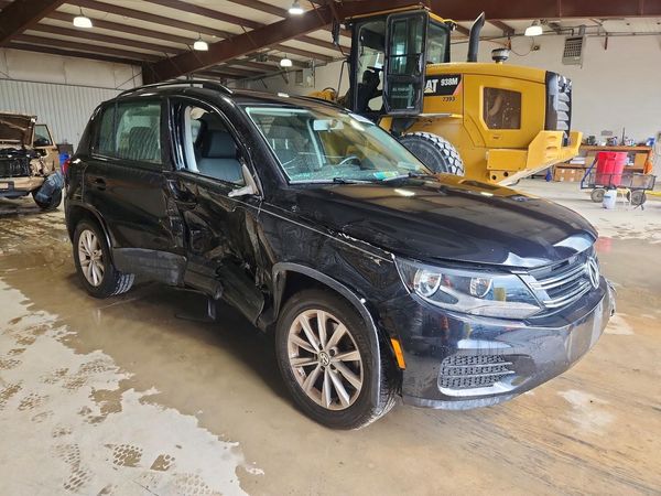 2017 VOLKSWAGEN TIGUAN — Passenger 3/4