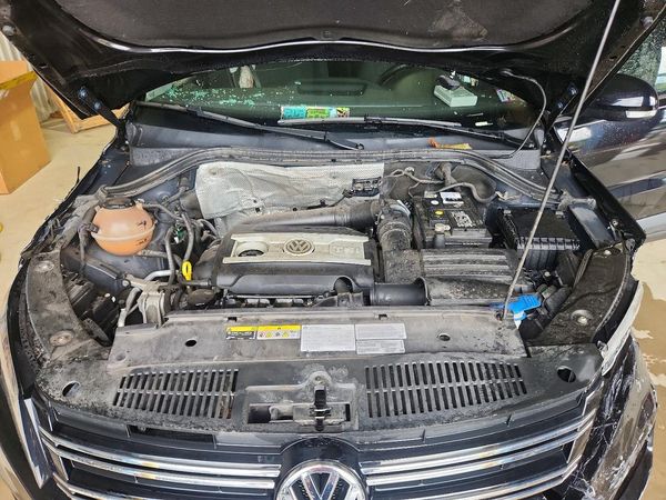 2017 VOLKSWAGEN TIGUAN — Engine bay